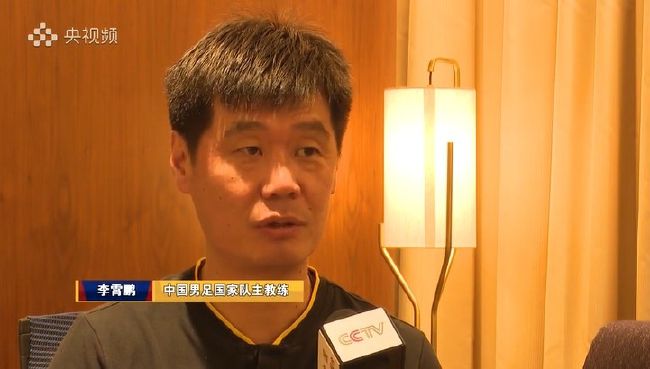 医生检查女模特身体